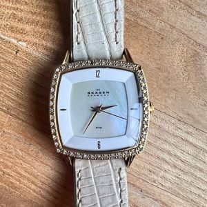 Skagen Denmark ladies cream colored leather dress watch NEW BATTERY
